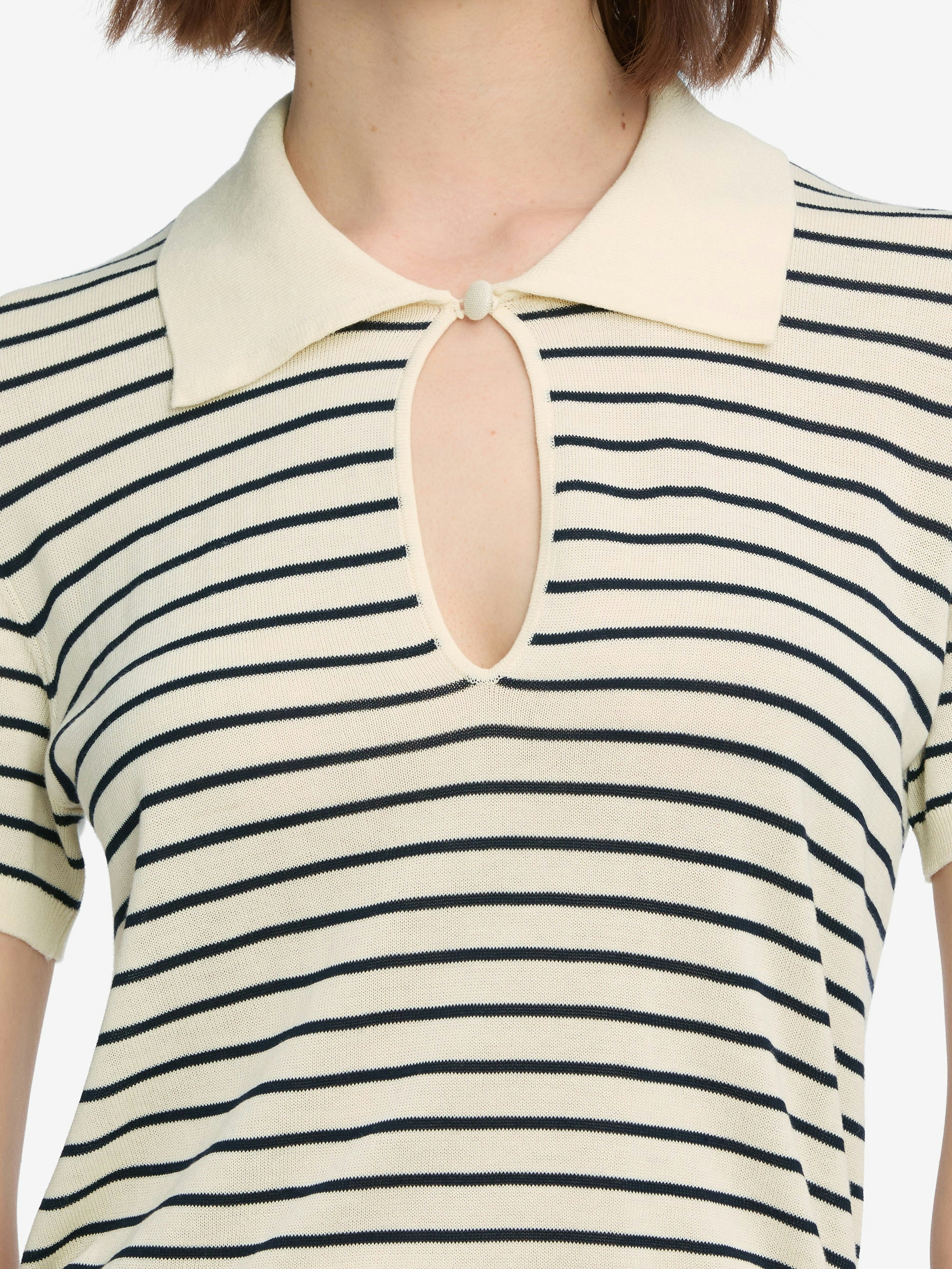 polo front detail image alt:fit1